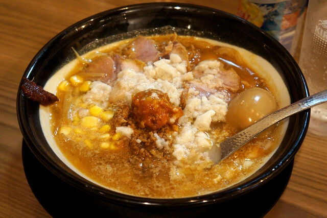 【特味噌ラーメン】人生初のみそラーメンがこんなにうまかったことは、はたして幸福なことか不幸なことか:パリッコ『今週のハマりめし』第244回